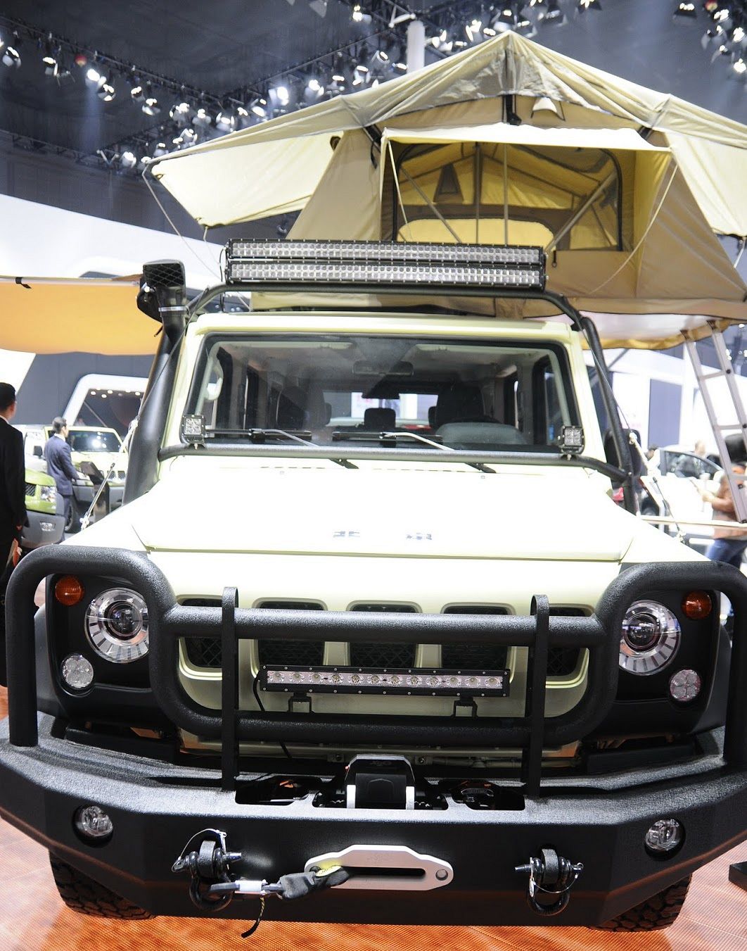 “بالصور” شركة صينية تقوم بسرقة واضحة لسيارة مرسيدس جي كلاس وجيب شروكي وتبدأ البيع رسمياً