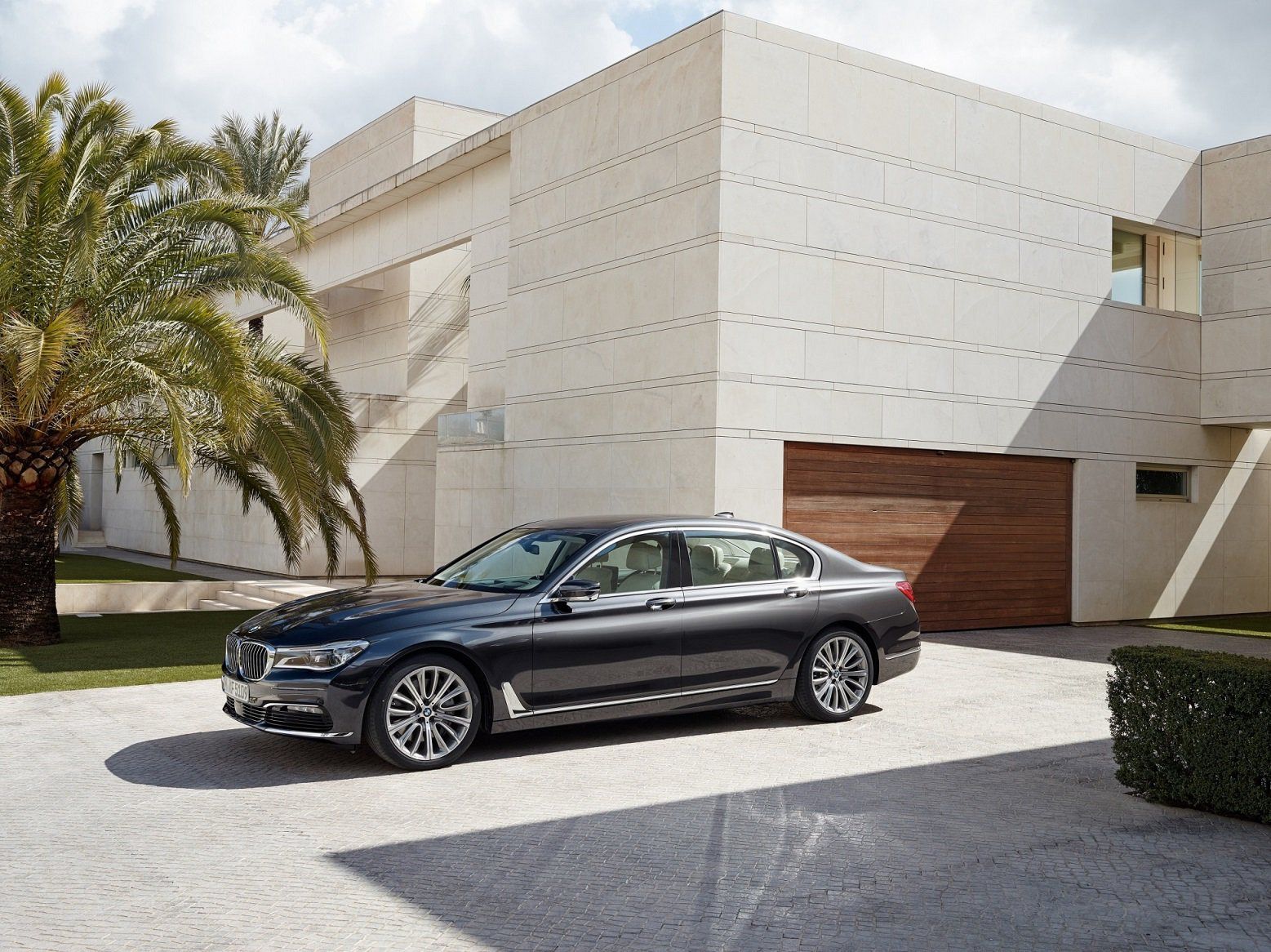 Sneak Peek on The sixth generation of BMW 7 series!