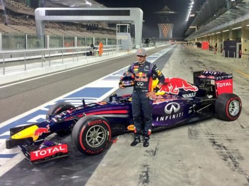 Toro Rosso confirms Sainz for 2015